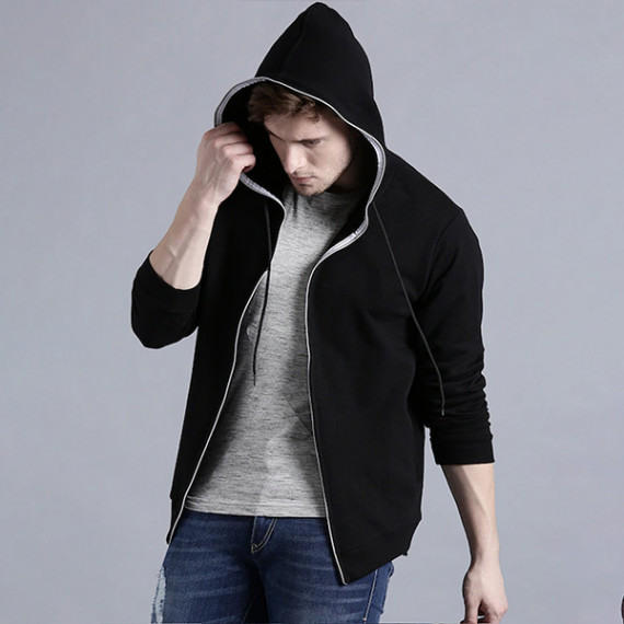 http://43.204.190.18/products/men-black-solid-hooded-sweatshirt