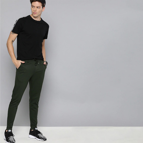 http://43.204.190.18/products/men-olive-green-straight-fit-solid-track-pants