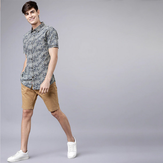 http://43.204.190.18/products/men-khaki-solid-slim-fit-regular-shorts