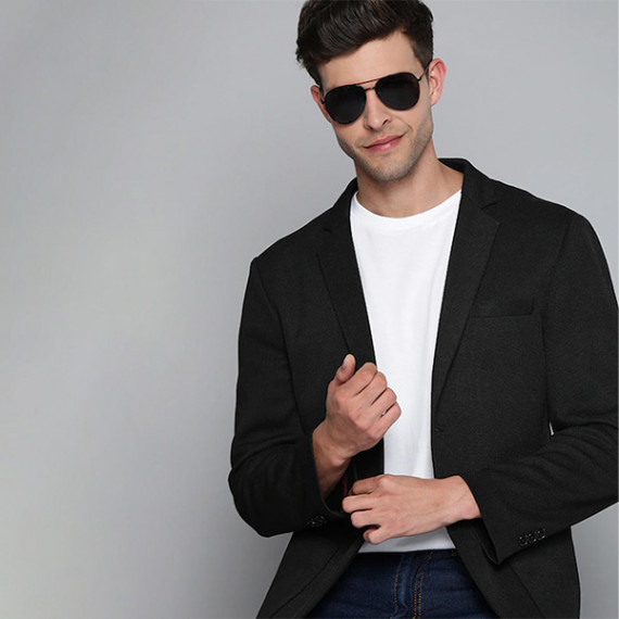 http://43.204.190.18/products/men-black-textured-regular-fit-single-breasted-blazer