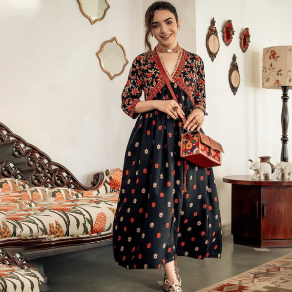 http://43.204.190.18/products/black-orange-ethnic-motifs-printed-maxi-dress