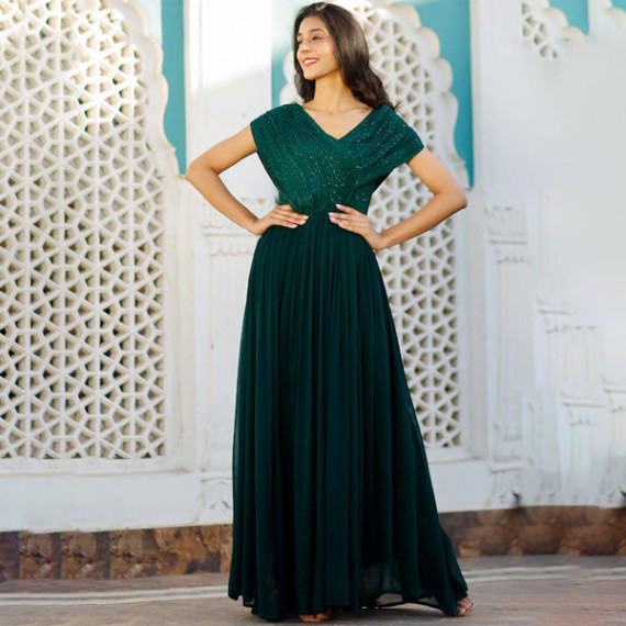 http://43.204.190.18/products/green-embellished-maxi-dress